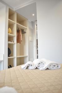 - une chambre avec un lit et une serviette dans l'établissement Nnakkara Guest House, à Santo Stefano di Camastra