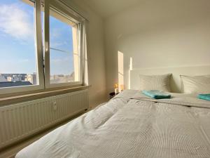 Luxury 3 bedroom apartment on the top floor with panoramic view tesisinde bir odada yatak veya yataklar