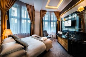 シュチェチンにあるHotel Dana Business & Conferenceの大型ベッドとテレビが備わるホテルルームです。