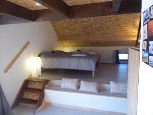 Habitación pequeña con cama y almohadas en L’oustal, en Nasbinals