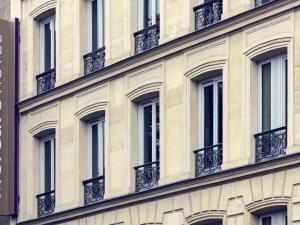 fachada de un edificio con ventanas y balcones en Mercure Paris Pigalle Sacre Coeur, en París