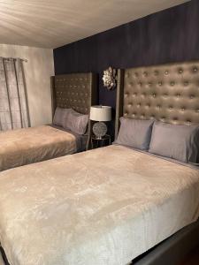 ミルウォーキーにあるRed Lotus Innのベッドルーム1室(ベッド2台、ヘッドボード付)