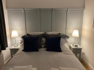 een slaapkamer met een groot bed met 2 lampen bij The Howff - Lovely 2-Bed Apartment in Anstruther in Anstruther