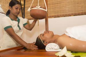 Una donna che si fa lavare i capelli in un salone di bellezza. di Aliya Resort and Spa - Thema Collection a Sigiriya Altre 37 foto