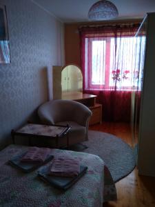 um quarto com uma cama, uma cadeira e um espelho em Rogosi Külaliskorter em Ruusmäe