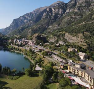 Luftblick auf eine Stadt neben einem Fluss mit Bergen in der Unterkunft Hotel-Restaurant La Lauzétane in Le Lauzet-Ubaye
