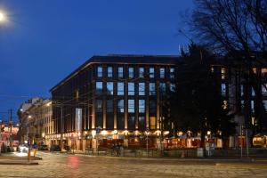 un grande edificio in una strada di città di notte di Milano Castello Luxury Apartment a Milano