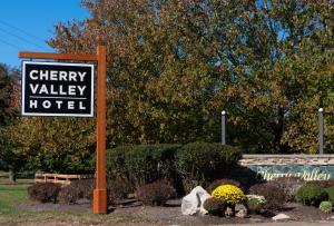 紐瓦克的住宿－Cherry Valley Hotel, BW Premier Collection，公园中一座城市山谷酒店的标志