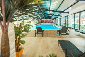 Basen w obiekcie Snow Pine Suite - 4 Star Resort lub w pobliżu