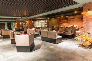 Snow Pine Suite - 4 Star Resort的休息区