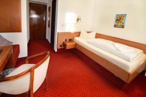 Postel nebo postele na pokoji v ubytování Gasthof Hotel zur Post