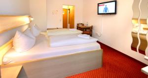 Postel nebo postele na pokoji v ubytování Gasthof Hotel zur Post