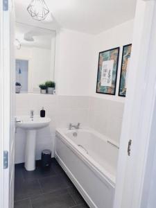 Ванная комната в Stylish 2 bedroom Apartment / FREE Gated Parking