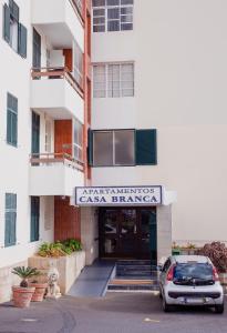 フンシャルにあるCasa Branca Apartments by TrIp2Portugalの建物前に駐車する車