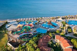 贝莱克帕比隆贝尔维尔度假酒店的带水上乐园的度假村的鸟瞰图