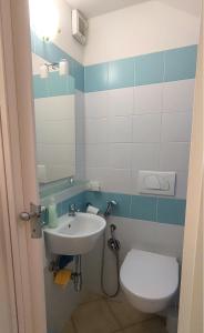La salle de bains est pourvue d'un lavabo et de toilettes. dans l'établissement Casa Allende, à Bosa
