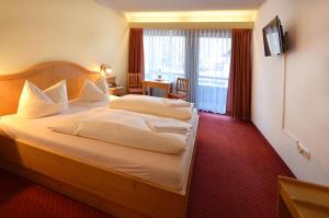 Postel nebo postele na pokoji v ubytování Gasthof Hotel zur Post