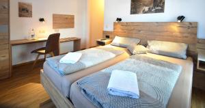 Postel nebo postele na pokoji v ubytování Gasthof Hotel zur Post