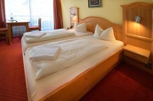 Postel nebo postele na pokoji v ubytování Gasthof Hotel zur Post