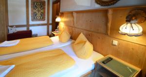 Postel nebo postele na pokoji v ubytování Gasthof Hotel zur Post