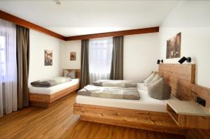 Postel nebo postele na pokoji v ubytování Gasthof Hotel zur Post