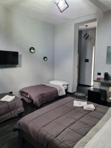 - une chambre avec 2 lits et une télévision murale dans l'établissement B&B Villa Hermes, à Sarno
