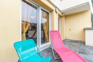 a blue and pink chair sitting on a patio at Bienvenue chez Mickey ! in Montévrain