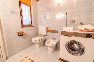 A bathroom at Appartamento Paola