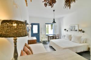 Кровать или кровати в номере Golden Beach Studios & Suites