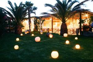 Сад в Golden Beach Studios & Suites