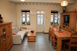 sala de estar con sofá y mesa en Maison de 4 chambres avec terrasse et wifi a Arques la Bataille, en Arques-la-Bataille