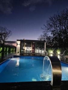 una piscina con una fuente de agua frente a una casa en B&B Villa Hermes, en Sarno