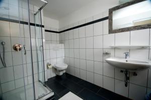 un bagno con lavandino e WC di Pension Arnspitze a Scharnitz