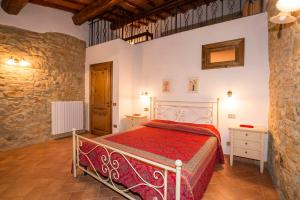 A bed or beds in a room at Podere Sant'Anna