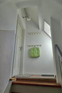 a stairway with a green purse hanging on a wall at Charmantes Studio in Schwabach bei Nürnberg (Messe) in Schwabach