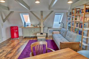 a living room with a couch and a table at Charmantes Studio in Schwabach bei Nürnberg (Messe) in Schwabach