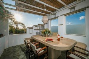 Балкон или терраса в Golden Beach Studios & Suites