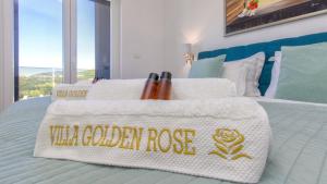 Postel nebo postele na pokoji v ubytování villa GOLDEN ROSE