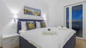 Postel nebo postele na pokoji v ubytování villa GOLDEN ROSE