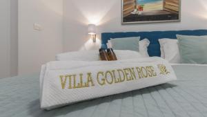 Postel nebo postele na pokoji v ubytování villa GOLDEN ROSE