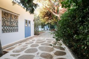 Фотография из галереи Golden Beach Studios & Suites в Тиносе