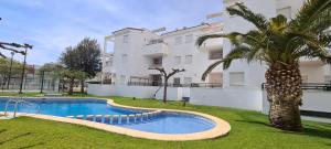 Bazén v ubytovaní Urbanización familiar LAS BRISAS 32 TERRAZA Y PISCINA Albert Villas alebo v jeho blízkosti