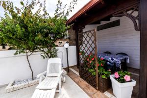 Aed väljaspool majutusasutust B&B Macchia Mediterranea