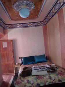 um quarto com uma cama com tecto em caixote em Room in Guest room - Gite Tawada - Happy Valley - Room for 2 People em Agouti
