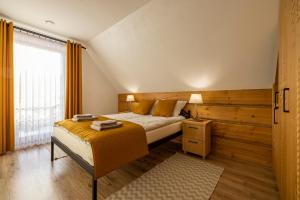 מיטה או מיטות בחדר ב-Apartament na Skałce