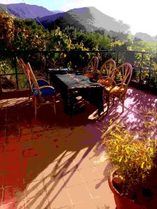 een tafel en stoelen op een patio met uitzicht bij Room in Guest room - Gite Tawada - Haut-atlas - Room for 4 people in Agouti