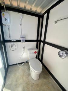 uma pequena casa de banho com WC e chuveiro em ข้างเขาแคมป์ Khangkhao Camp em Ban Yang Khun Wang