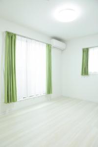 um quarto vazio com duas janelas com cortinas verdes em HAT Huruichi, near from Nara park, more than 5 parking space, 築3年の一軒家,駐車場5台以上可,グループでの宿泊に em Nara