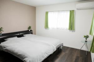 Rúm í herbergi á HAT Huruichi, near from Nara park, more than 5 parking space, 築3年の一軒家,駐車場5台以上可,グループでの宿泊に
