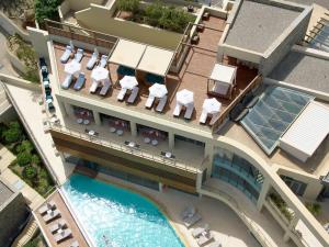 Der Swimmingpool an oder in der Nähe von Lindos Blu Luxury Hotel-Adults only